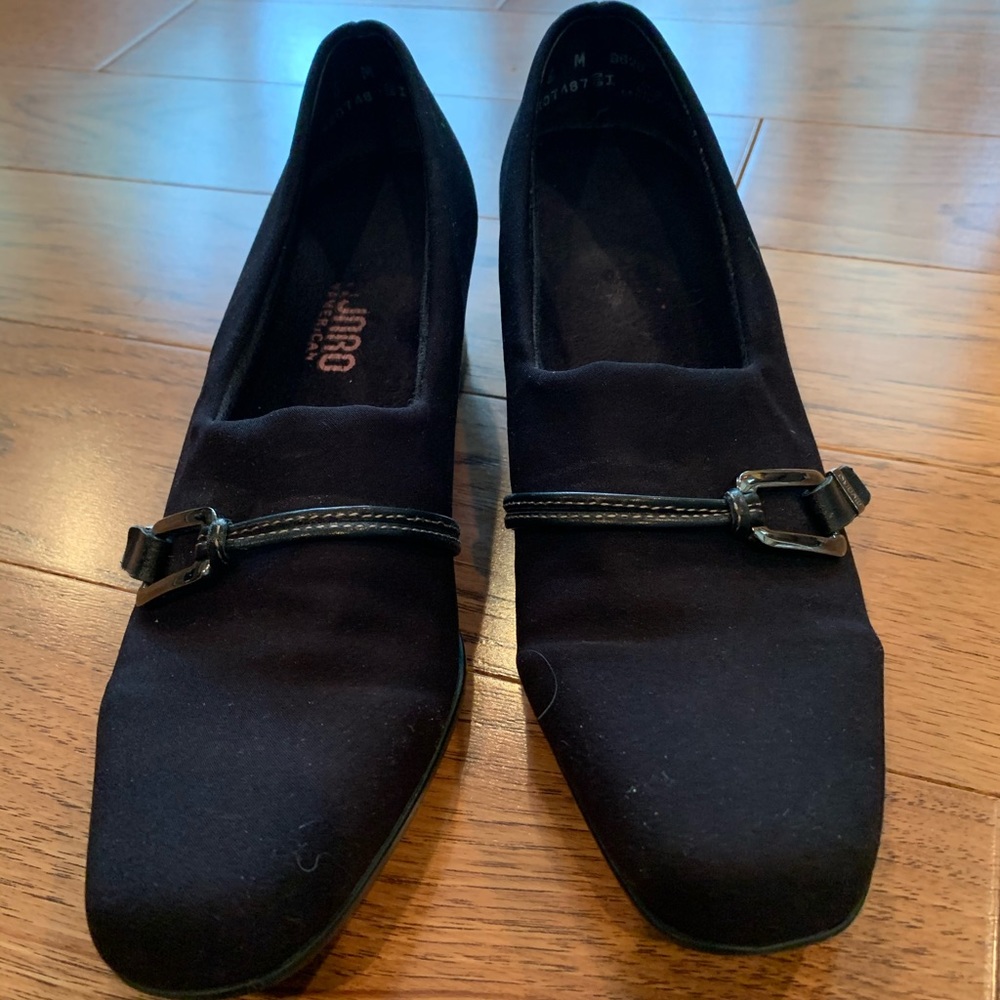 Munro black pump heel with buckle, Size 6, Good
